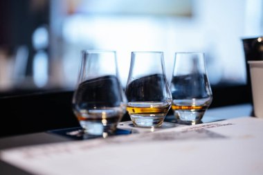 Üç zarif viski kadehi barda bir lezzet keşfine davet ediyor..