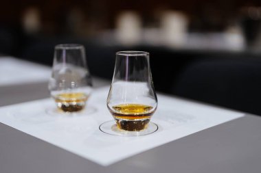 Viskiyle dolu iki zarif kadeh dostça bir buluşmada tatmayı bekliyor..