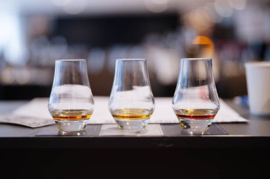 Şık bir barda eşsiz bir viski kadehi karışımı..