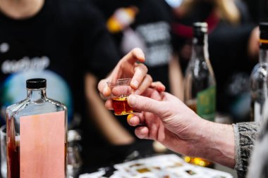 Dostlar neşeli bir toplantıda farklı ruhları tatmaktan hoşlanırlar..