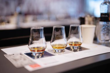 Konuklar tatma oturumlarında viskinin tadını çıkarırlar..