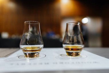 İki bardak viski. Sıcak bir ortamda karışık renkler..