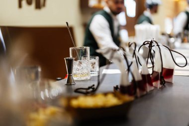 Barmenler kaliteli içkiler ve taze süslemeler kullanarak canlı kokteyller yaratırlar..