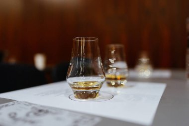 Parıldayan viski bardakları, gün batımından sonra lüks bir barda tatmayı bekliyor..