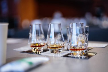 Şık bir mekanda bir tatma etkinliği için ayarlanmış viski kadehleri..