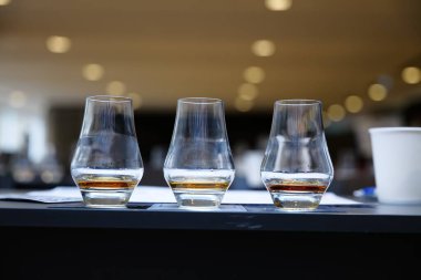 Üç zarif bardak sizi farklı ruhları keşfetmeye davet ediyor..