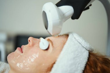 Müşteriye klinikte gelişmiş ekipmanlarla yüz bakımı yapılır..