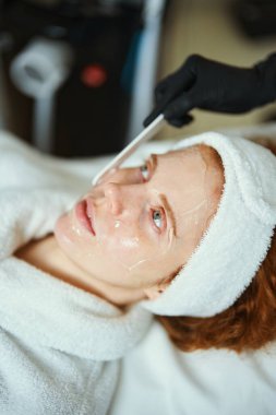 Hasta tedavi yatağında yatarken yüz tedavisinden zevk alıyor..