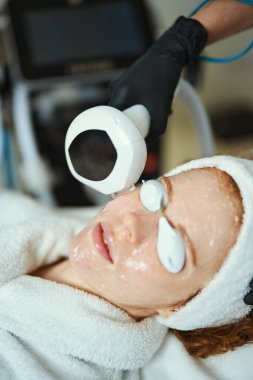 Yüzlerine cilt bakımı uygulandığı için müşteri rahatlar.