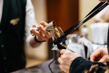 Barmen bardağa ustalıkla içki doldurur, yeteneğini ve yeteneğini gösterir..