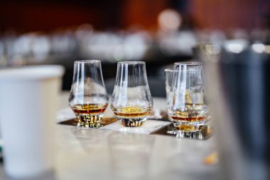 Kehribar likörüyle dolu enfes bardaklar şık bir barda davet ediliyor..