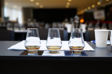 Altın ruhlarla dolu üç zarif kadeh, gösterişli bir mekanda tatmayı bekliyor..