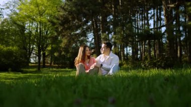 Aşıklar doğadaki yumuşak çimenlerde dinlenirken kahkahalarını ve hikayelerini paylaşırlar..
