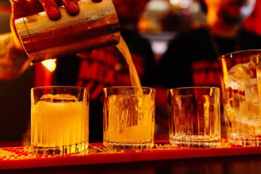 Yetenekli barmen barmenleri karıştırır ve barlara içki koyar..