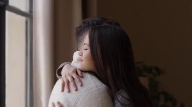 İki insanın rahatça kucaklaştığı nazik bir bağ anı..