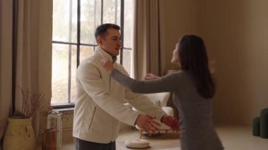 Bir çift sıcak ve davetkar bir mekanda mutlu bir şekilde kucaklaşır..