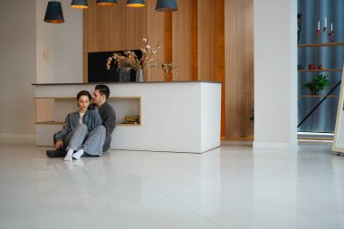 Çiftler evlerinde yerde otururken kaliteli vakit geçiriyorlar..