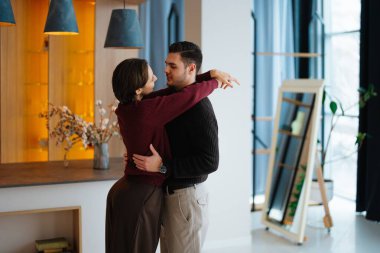 Bir çiftin kapalı mekanda eğlendiği samimi bir an..