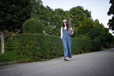 Patenci verimli bir parkta dolaşırken doğanın tadını çıkarır..