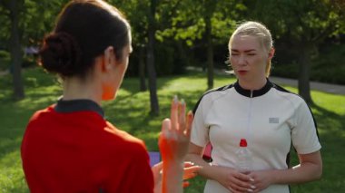 İki arkadaş parkta koşmanın keyfini çıkarırken susuz kalıp motive oluyorlar..