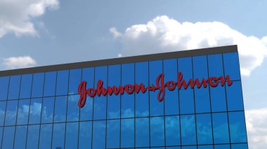 Johnson ve Johnson. Tanınmış bir şirketin logosunun göz kamaştırıcı 4K görüntüsü cam bir binanın ön cephesinde belirgin bir şekilde sergilendi. Sadece yazı işleri için mükemmel..