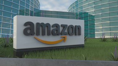 Amazon Step editörlük dünyasına seçkin bir şirket logosunun titizlikle hazırlanmış bir metal ve plastik levhada sergilendiği bu büyüleyici görüntüyle bir iş yeri binasının arka planına doğru adım atıyor..