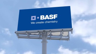 BASF Editörlük videosunda görkemli bulutları olan bir reklam panosu var.