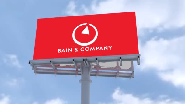 Bain Company Uppmärksamhetsgrepp Giant Billboard Med Himmel Och Moln — Stockvideo