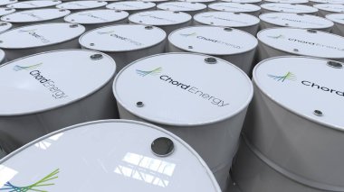 Bir petrokimya şirketinin markasını gösteren ham petrol varillerinin Chord Energy Editoryal görüntüsü.