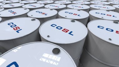 China Oilfield Services, petrokimya şirketinin logosunu sergilerken arka arkaya dizilmiş ham petrol varillerinin editörlük çekimi.