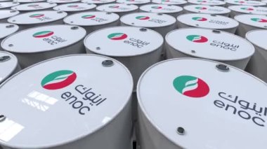 ENOC Emirlikleri Ulusal Petrol Şirketi Endüstriyel Petrol Deposu: Logo Canlandırılmış Metal Varilleri Harekette