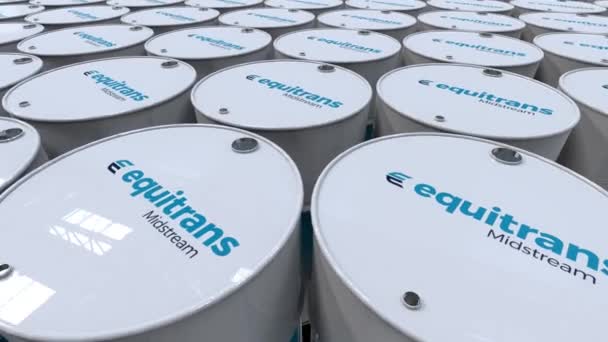 運動中のEquitransミッドストリーム金属オイルバレル 会社のロゴを持つ産業用石油化学施設 — ストック動画