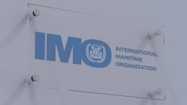 Metal Duvar Heykeli Üzerinde Uluslararası Denizcilik Örgütü IMO Soyut Bayrak Logosu