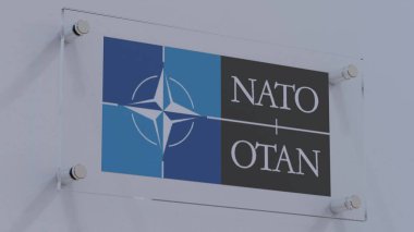 Kuzey Atlantik Antlaşma Örgütü NATO İş Duvarı Levhası Üzerine Bayraklı Logo