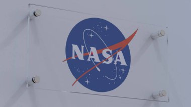 Ulusal Havacılık ve Uzay İdaresi NASA Cam Duvar Levhasında Bayrak Logosu Yansıması
