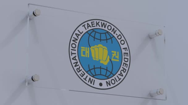 Διεθνές Λογότυπο Σημαίας Taekwondo Της Ομοσπονδίας Χαραγμένο Ξύλινη Πλάκα Τοίχου — Αρχείο Βίντεο