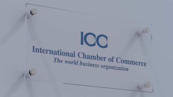 国际商会会旗标志在冰冻玻璃墙板上展示 — 图库视频影像