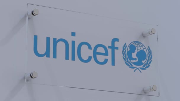 国連児童基金 グラスウォール表面上のユニセフ抽象フラッグロゴ — ストック動画