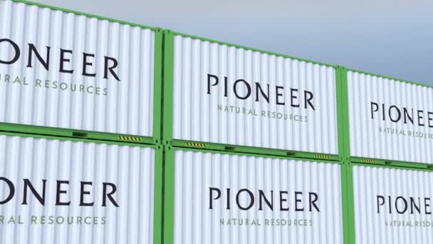 Логотип Компании Pioneer Natural Resources Отмечен Успешную Доставку Контейнеров Эмблемой — стоковое видео