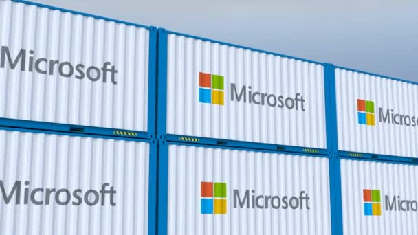 マイクロソフトのロゴ 貿易のロゴおよび旗の米国は金属の船積みの容器で特色にしました — ストック動画