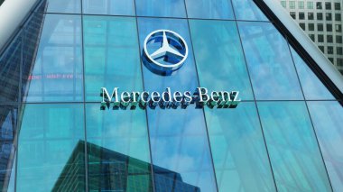 Mercedes Benz modern kentsel kule şehir merkezindeki ofis şirketleri borsa editörlüğü yapıyor.
