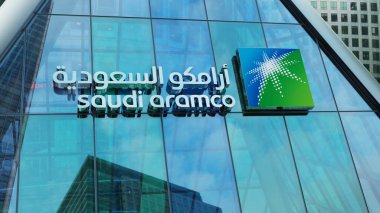 Suudi Aramco modern şehir kulesi şehir merkezindeki ofis şirketleri borsa editörlüğü yapıyor.