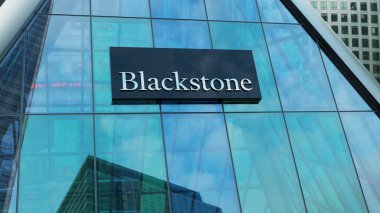 Blackstone Grubu, şehir merkezindeki modern şehir kulesi şirket borsa editörlüğü yapıyor.
