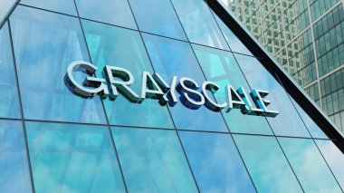 Gri ölçekli Bitcoin Güven şehir merkezindeki modern kentsel kule şirketleri borsa editörlüğü yapıyor