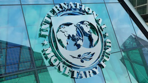 Uluslararası Para Fonu IMF modern şehir kulesi şehir merkezindeki ofis şirketleri borsa editörlüğü yapıyor