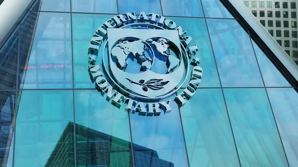 Uluslararası Para Fonu IMF modern şehir kulesi şehir merkezindeki ofis şirketleri borsa editörlüğü yapıyor