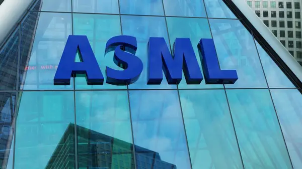 ASML modern kentsel kule şehir merkezindeki ofis şirketleri borsa editörü.