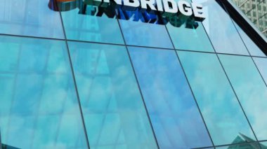 Şehir merkezindeki modern şehir kulesi binası. Şirket hisse senedi piyasası.