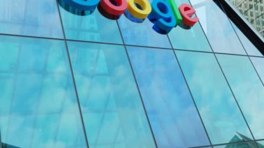 Google Alphabet modern şehir merkezi binası ofis şirketi borsa editörlüğü