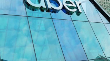 Uber modern kentsel kule bina şehir merkezindeki ofisler şirket borsa editörlüğü